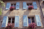 Huis met blauwe luiken op Franse platteland