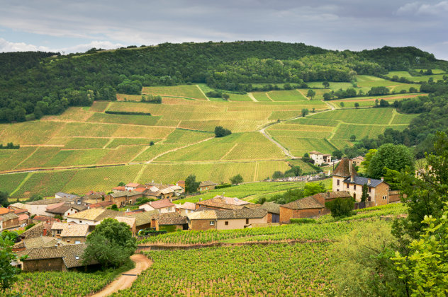 Französisches Dorf in der Landschaft