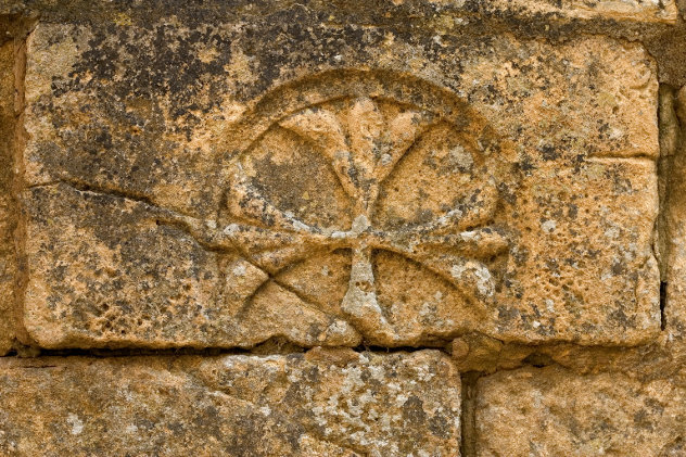 bouwmateriaal, oude steen met kruis