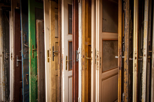 Set van 
oude deuren voor hergebruik