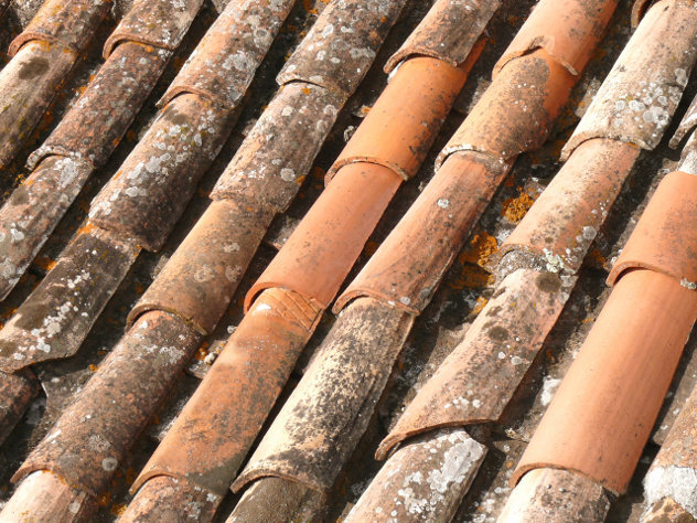 Oude dakpannen op 
woning frankrijk