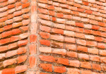 Dak met rode oude dakpannen