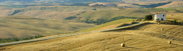 Landschap met glooiende heuvels en oude
boerderij nabij Siena in Toscane