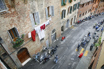 Straat in Siena met geparkeerde Italiaanse scooters