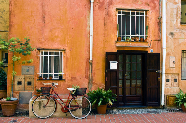 Vooraanzicht Spaanse woning met planten en fiets