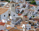 Uitzicht op het witte stadje Colmenar in de Spaanse provincie Málaga in de regio Andalusië