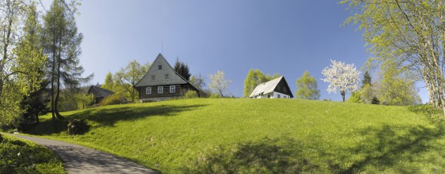Oude huizen op het Tsjechische platteland