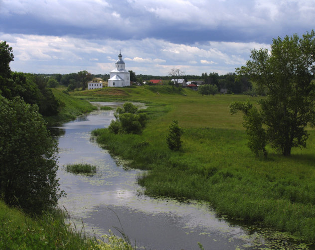 Kleine kerk aan de rivier op het Tsjechisch platteland